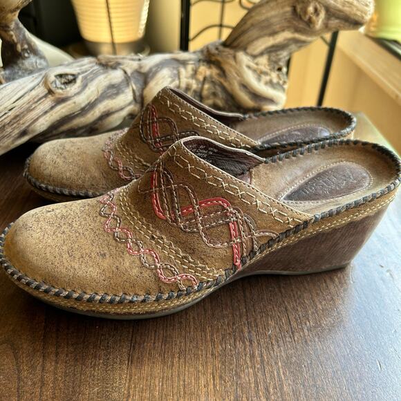 Clarks Artisan size 8 Distressed Leather Wedge Mule Clog Brown - Picture 1 of 11